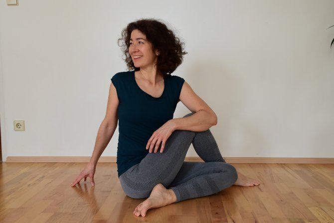 Yogaposition mit Nadja im DAO Zentrum