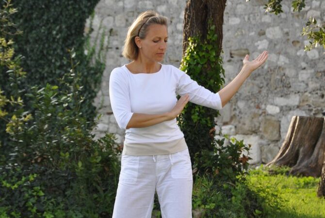 Sabine Barta beim Qigong Üben im Klostergarten