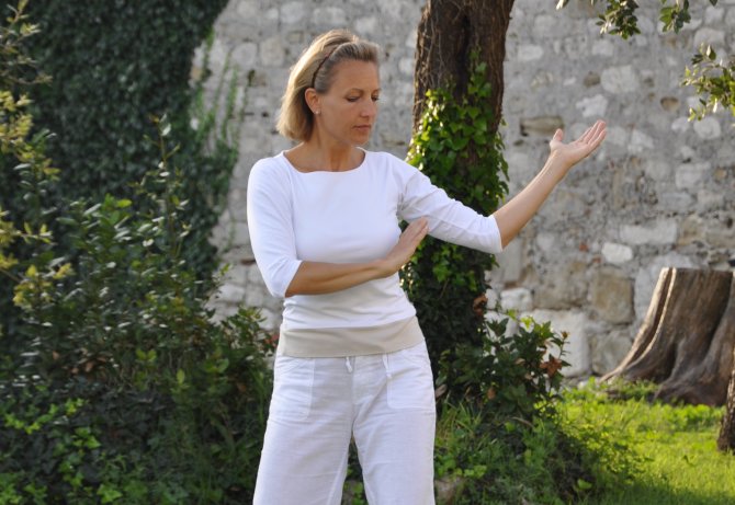 Sabine Barta beim Qigong Üben im Klostergarten
